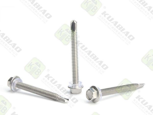 光伏發(fā)電板打螺絲的工位(光伏發(fā)電用的螺絲型號)